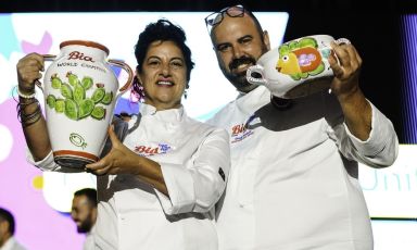 La squadra Cous Cous United ha vinto la 29a edizione del Campionato mondiale di cous cous&nbsp;, nell'mbito della Cous Cous Fest a San Vito Lo Capo (Trapani): sul podio ecco sorridenti lo chef palestinese Shady Hasbun e la collega israeliana Tze'ela Rubinstein
