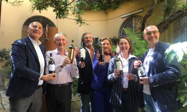 I sei dell'Alliance Vinum: da sinistra, Federico Carletti di Poliziano, Max de Zarobe di Avignonesi, Luca De Ferrari di Boscarelli, Caterina Dei di Cantine Dei, Albiera Antinori di La Braccesca - Marchesi di Antinori e Michele Manelli di Salcheto
