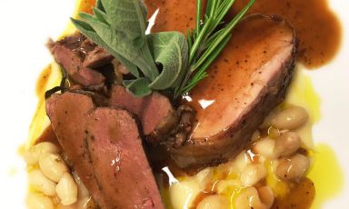 Filetto di maiale alla pancetta, il suo fegatello e i fagioli “del Purgatorio”: il piatto del 2021 di Anna Maria Simoncini
