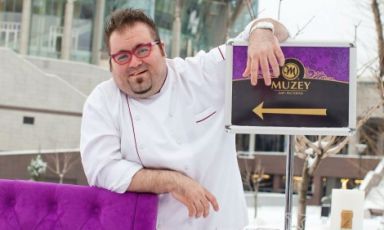 Marco Iachetta, chef marchigiano del ristorante Muzey a Mosca, è uno dei 6 cuochi emergenti che parteciperanno alla fase finale del Taglio Sartoriale Internazionale - The New Generation, progetto ideato da Grana Padano in collaborazione con Identità Golose. Il tutto si svolgerà martedì 11 febbraio in occasione del congresso Identità Milano