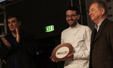 Giuseppe Iannotti del ristorante Kresios di Telese Terme (Benevento) riceve il premio Vent'Anni da Clement Vachon, International relations, events and communication manager di San Pellegrino (a destra). A sinistra Claudio Ceroni, direttore di MagentaBureau (foto Alessandro Castiglioni)