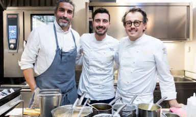 Riccardo Gaspari e Alessandro Negrini nella cucina di Identit&agrave; Golose Milano, con l'executive chef dell'hub Edoardo Traverso in mezzo a loro
(Tutte le foto sono di OnStageStudio)
