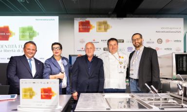 Prima edizione di Identit&agrave; di Bufala a Identit&agrave; Milano, in collaborazione con Sor&igrave;: nella foto, i titolari dell'azienda casearia campana,&nbsp;Antonello&nbsp;e&nbsp;Gaetano Sorrentino, con lo chef Gennaro Esposito (uno dei relatori), Francesca Barberini che ha moderato le quattro lezioni e Niccol&ograve; Vecchia che ha dato il benvenuto a nome di Identit&agrave; Golose. Tutte le foto sono di Brambilla-Serrani
