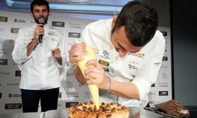 A sinistra, Richard Abou Zaki (chef del ristorante Retroscena assieme a Pierpaolo Ferracuti, nonchè ideatori della pizzeria La Sera Pizza-vista-mare, entrambe le insegne a Porto San Giorgio, Fermo) e Gianni Di Lella, patron e pizzaiolo della pizzeria La Bufala a Maranello, Modena. Nello scatto, la pizza Zuppa Inglese in preparazione: al cuore della loro lezione per Identità di Pizza proprio la Pizza Dolce
