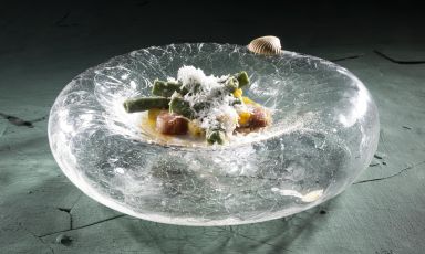Il Maccheroncino di Moreno Cedroni&nbsp;presentato a Identit&agrave; di territorio:&nbsp;qui&nbsp;le spine di pesce diventano parte dell'impasto insieme a farina di semola e alga spirulina. Il piatto si completa con tonno affumicato, dashi, pomodoro, pepe e ventresca. Tutte le foto sono di Brambilla/Serrani
