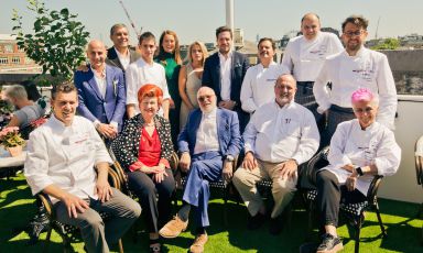 A souvenir photo after the lunch that livened up Alto, the restaurant on the top floor of Selfridges in London, on June 27th. In the middle, to the left of Annie Feolde, Carlo Distefano, owner of Alto. Originally from Ragusa, in Sicily, he now directs San Carlo, a group with dozens of restaurants across England and 1200 employees. Photo credits Paul Read
