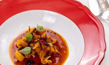 Fusilloni in conserva è il Piatto del 2023 di Riccardo Forapani, chef del ristorante Cavallino, a Maranello (Modena)

