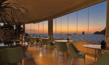La sala del ristorante Il Cappero, con vista sui faraglioni di Lipari
