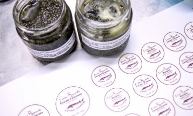 Il caviale ferrarese è una specialità dimenticata che ora qualcuno tenta di recuperare. E' stato l'ingrediente protagonista nei giorni scorsi di un menu preparato da Errico Recanati al suo ristorante Andreina di Loreto. Lo chef ci regala anche una sua ricetta (nella foto, caviale crudo e caviale cotto)
