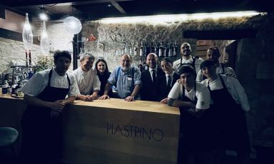 Lo straordinario gruppo del Piastrino a Pennabilli sulle colline alle spalle di Rimini e di San Marino. Riccardo Agostini, chef-patron di un pezzo di paradiso in terra, è il secondo da sinistra con accanto la moglie Claudia. Davanti al banco, sulla sinistra, Marco Valli, pasticciere, quindi, verso destra, dopo Paolo Marchi, Ivano Lizzambri, sommelier, Lucia Angelini, resposabile della sala, Enrico Pagani, sous chef, Metà Marillo, jolly, Sebastiano, stagista da Alma, infine Jordan Guerieri, primi piatti e salse
