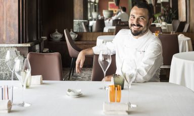 Riccardo Bassetti è lo chef de La Tavola, ristorante stellato sulla sponda lombarda del lago Maggiore, all'interno dell'hotel di famiglia, Il Porticciolo, a Laveno Mombello (Varese)
