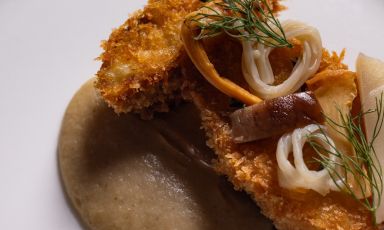 l principe d’autunno, il fungo, ossia cardoncello croccante ripieno di funghi, topinambur montato e ristretto di funghi all’aceto di lampone. È uno dei nuovi piatti che si possono gustare al Don Carlos, a Milano
