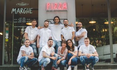 Ilaria Puddu (terza da destra in basso) imprenditrice legata ai marchi di Pizzium, Marghe, Crocca, Giolina e Gelsomina, e una parte del suo team. Terrà lezione lunedì 27 settembre a Identità di Pizza (Sala Blu 2, ore 10.30)
