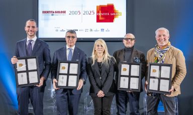 I general manager Diego Roggero (Portrait Milano), Vincenzo Falcone (Bvlgari Roma), Simone Giorgi (Park Hyatt Milano) e Andrea Dori (Santa Margherita Wines) con Elisabetta Canoro (Tutte le foto sono di Brambilla Serrani)
