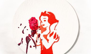BIANCANEVE ROSSO SANGUE: peperone crusco, tartare di cervo, fiori di aglio orsino in salamoia, salsa bbq di gelso antico è il Piatto della bella stagione 2024 firmato da Libero Antonio Ratti, chef del ristorante Il Rifugio dell'Elda Hotel, a Monte Sant'Angelo (Foggia)
