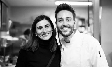 Lucia De Luca e Valerio Serino, coppia nella vita e volti di sala e cucina&nbsp;del ristorante Terra di Copenhagen, una stella verde Michelin da pochi mesi. Cucineranno in via Romagnosi, menu di 5 portate a 75 euro vini inclusi, prenotazioni qui&nbsp;(photo Lorenzo Morandi,&nbsp;yourstory.it)
