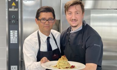 Lo chef Giovanni Ricciardella, a destra, con un collaboratore speciale ai fornelli: è Andrea Cartolini, vicedirettore di Ascom-Confcommercio Pavia
