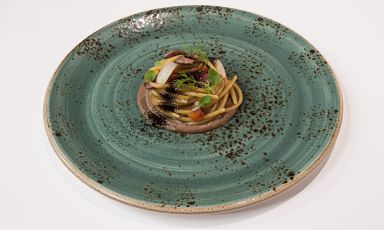 Lo Spaghetto Monograno Felicetti, ristretto di cappone, fegatini e cipolla bruciata di Davide Del Duca, chef dell'Osteria Fernanda di Roma, una rilettura delle Fettuccine con le rigaglie di pollo che gli cucinava la nonna (Fernanda, appunto) a Natale e nelle domeniche di festa
