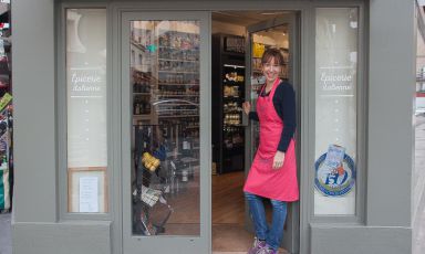 Italian Alessandra Pierini at the entrance of her RAP Epicerie in 4, Rue Flechier, in Paris, where she’s been living for almost 20 years. She’s the person who got the idea of bringing Roberto Panizza’s World Pesto Championship to the Ville Lumière. The event is to start this Friday, with the eliminating round of edition 2018. To enrol in the competition, write to pestoparis@gmail.com (photo by Michelle Goldstein)
