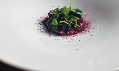 Rapa rossa, yogurt e misticanza forte: il piatto del 2021 di Thomas Moi
