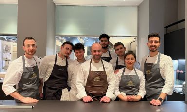 Lo chef ospite Camiolo col team di Identità Golose Milano capitanato da Edoardo Traverso
