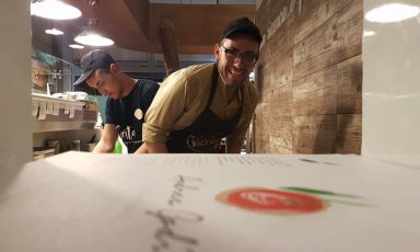 Andrea Godi, 27 anni da Novoli (Lecce). Figlio d'arte, il 15 agosto 2015 ha aperto nel capoluogo barocco, in via Adriatica 4d, la pizzeria 400 gradi (telefono +39.391.3318359), mietendo grandi consensi da subito. Oggi il bis con Cinema, pizza in teglia Bonci-style (foto del servizio di Sonia Gioia)
