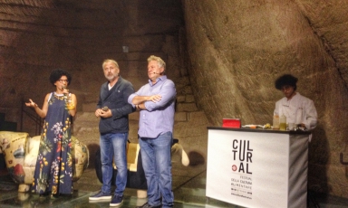 Cultural in Matera opened like this: the first chef on stage was Peppe Guida of Antica Osteria Nonna Rosa in Vico Equense, to the right, here presented by organiser Mauro Bochicchio and Sonia Gioia