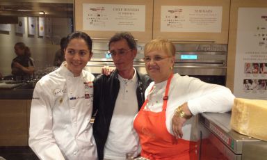 On the two sides, the two authors of the first lesson at Identità New York number 5: left Rosanna Marziale of Le Colonne in Caserta, and right Lidia Bastianich, guiding various restaurants in New York. In between, Dante Stefano Del Vecchio, the coordinator of Unioncamere Campania’s programme for Eataly