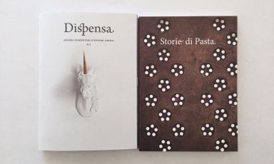 La copertina di "Storie di Pasta" (volume a destra), realizzata da Dispensa e Monograno Felicetti. E' in omaggio per tutti coloro che acquistano online Dispensa numero 8 (volume a sinistra), 21 euro più spedizione
