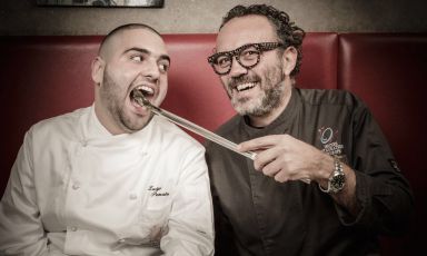 Piero Palumbo, 20 anni, oristanese, da un anno e mezzo affetto da SLA, e Luigi Pomata, chef di un'insegna a suo nome a Cagliari e di Da Nicolo a Carloforte. Hanno scritto assieme "Sapori a Colori", una collezione di ricette pensate per chi soffre di malattie neuromuscolari. I proventi delle vendite sono tutti per il Centro Clinico Nemo di Milano (foto di Pierluigi Dessi)
