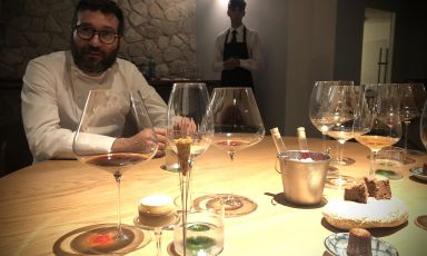 Giuseppe Iannotti al tavolo del Kresios, due stelle Michelin a Telese Terme (Benevento) a fine servizio
