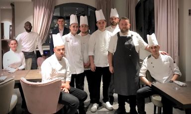 Lo staff del Filo, ristorante del Filario Resort sul Lago di Como: da sinistra Alice Segliani, Mansour Tygafinta, Oleg Paseka, Stefano Bergero (capopartita primi), la pastry Viola Feretti, lo stagista Giancarlo Bonanni, il commis Ahmet Nela, Mario Sciancalepore (capopartita antipasti), lo chef Alessandro Parisi, il sous Nicola Grapiglia. Foto Tanio Liotta
