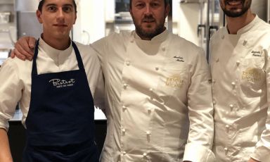Al centro Andrea Mattei, chef del ristorante Bistrot a Forte dei Marmi (Lucca), una stella Michelin: ha sorpreso il pubblico di Identità Golose Milano con un menu che bilancia sapori di mare e terra, apparentemente semplici, ma che agiscono con efficacia sulla memoria del commensale. Nella foto, a sinistra un collaboratore della cucina del Bistrot e il sorriso di Edoardo Traverso, chef dell'Hub

Foto di Marialuisa Iannuzzi
