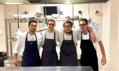 La giovanissima brigata del ristorante all'Eoalian Hotel Milazzo: da sinistra, il capopartita Samuel Capone, lo chef 22enne Davide Guidara, il sous Francesco Coppola e Gabriele Del Bono, stagista ora uscito dalla cucina. Manca all'appello l'altro capopartita che fa stabilmente parte dello staff, Carlo Alberto Patrizi. All'Eolian si tenta un interessante esperimento di innesto di tecniche e concetti contemporanei e nordeuropei nella tradizione siciliana

