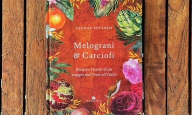 Melograni e Carciofi di Saghar Setareh, uscito in questi giorni in Italia per Slow Food Editore, è stato pubblicato a maggio 2023 nella sua versione inglese, Pomegranates and Artichokes, per la casa editrice Interlink
