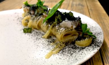 Le Trenette, grano arso, merluzzo e cavolfiore di&nbsp;Alessandro Miocchi&nbsp;, co-chef di&nbsp;Retrobottega&nbsp;a Roma. E' un primo piatto che porta in paradiso materie e parti di un alimento che normalmente si scartano o utilizzano poco
