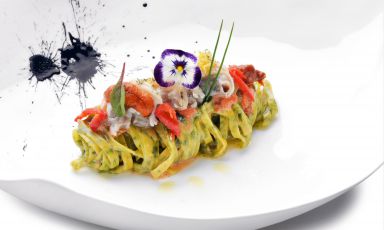 Nastrine alle alghe con ricci di mare, tartufi, pomodori confit ed erba cipollina: il piatto dell'estate di Luigi Tramontano
