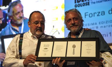 Davide Scabin, in the photo with Paolo Marchi, opened the works in the auditorium hall on the first day of Identità Milano, twelfth year. Photo by Brambilla/Serrani, translation into English by Slawka G. Scarso

