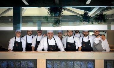 La brigata del Volta del Fuenti ai Giardini del Fuenti di Vietri sul Mare (Salerno), qui ritratta però al pass dell'altro indirizzo goloso della struttura, il Riva del Fuenti al beach club. Da sinistra Fabio Ciccarelli, Carmine De Filippo, Federico Di Domenico (junior sous chef), lo chef Michele De Blasio, Chiara Stabile, Claudio Pellegrino (sous chef), Ivano Ferrara, Gioacchino Trombetta, Giovanni Ferrara
