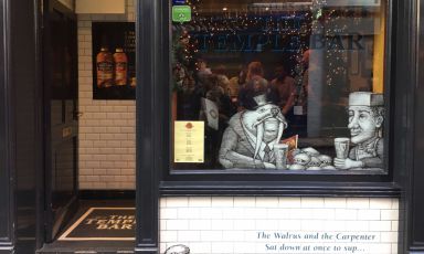 Una delle vetrine dello storico pub di Dublino The Temple Bar&nbsp;(47/48 Temple Bar, Dublino, tel: +353.1.6725286/7)&nbsp;-&nbsp;che prende il nome dal quartiere centrale in cui si concentrano molti dei locali e della vita notturna della citt&agrave; -&nbsp;mostra questa illustrazione in cui due improbabili commensali si accingono a mangiare ostriche bevendo una Guinness: un accostamento assolutamente tradizionale in Irlanda
