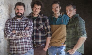 Michele Lazzarini, secondo da destra, con tre dei soci dell'azienda agricola Contrada Bricconi, in Alta Valle Seriana (da sinistra Giovanni Pizzamiglio, Matteo Trapletti e Giacomo Perletti). Lazzarini lascia dopo quasi nove anni il St.Hubertus per una nuova sfida, creare una "ristorazione fine dining di montagna" proprio qui, tra le Alpi Orobie, a Oltressenda Alta, provincia di Bergamo
