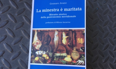 La copertina di "La minestra è maritata. Ritratto storico della gastronomia meridionale" di Gennaro Avano, prefazione di Alfonso Iaccarino (Effepi Libri, 240 pagine, 13,30 euro se acquistato online)
