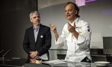 Identità di Gelato: Moreno Cedroni, mattatore de la Madonnina del Pescatore di Senigallia, ha elettrizzato la sala con una teoria di gelati concepiti ad hoc per ogni altezza del pranzo. Con lui, il moderatore della mattinata Roberto Lobrano, gelatiere e preisdente dell'associazione Gelatieri per il gelato (foto Brambilla/Serrani)
