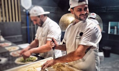 Paolo Campana, al suo esordio su Identità Golose, tratteggia la figura di Pier Daniele Seu come modello del pizzaiolo romano moderno. Qui foto dello stesso Campana, le altre nell'articolo sono di Azzurra Motta e Lido Vannucchi

