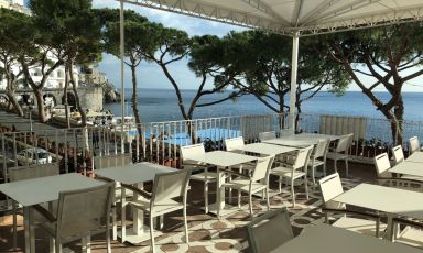 La sceonografica terrazza del ristorante Sensi di Amalfi (Salerno), new entry nella Guida online di Identità Golose
