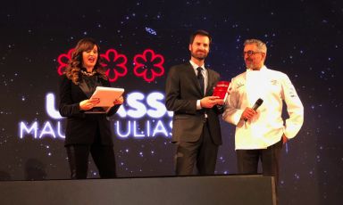 Mauro Uliassi crowned by Marco Do from Michelin Italia. He’s the chef from Uliassi in Senigallia (Ancona), the 10th restaurant in Italy to receive 3 Michelin stars
