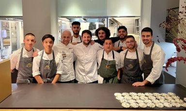 Foto di gruppo con gli chef e le brigate al pass dell'Hub
