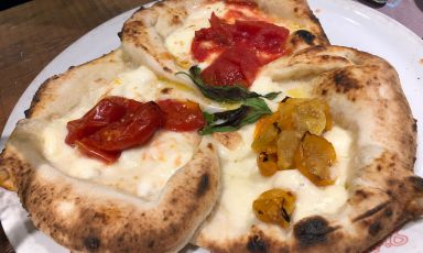 La Margherita in 3D di Corrado Scaglione, pizzaiolo dell'Enosteria Lipen (pronuncia "Lipin", con la "e" chiusa) di Triuggio, pronvicia di Monza-Brianza, telefono +39.0362.919710
