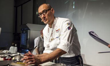 Il cuoco vegano Simone Salvini, apripista della giornata di Identità Naturali, presentata da Lisa Casali, altra colonna del format dedicato alla cucina delle verdure, che ogni anno conquista sempre più consensi (foto Brambilla/Serrani)
