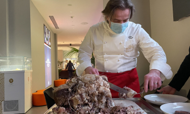 Sergio Motta in sala a Identit&agrave; Golose Milano, impegnato a servire la punta di petto, taglio nobile del suo bollito
